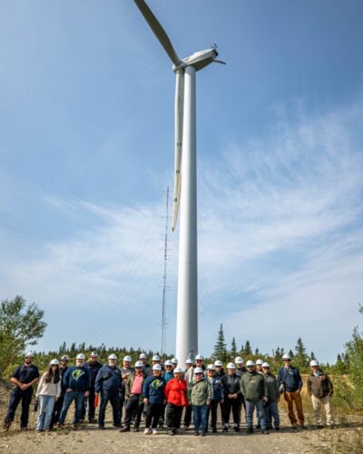 Équipe à coté d'une éolien
