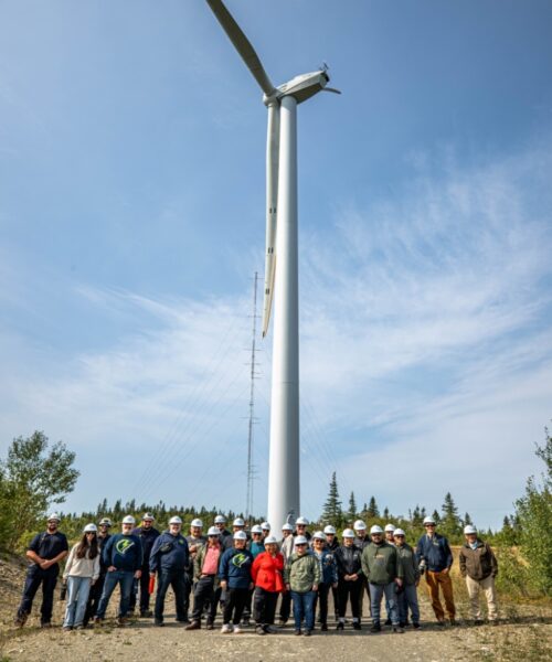 Équipe à coté d'une éolien