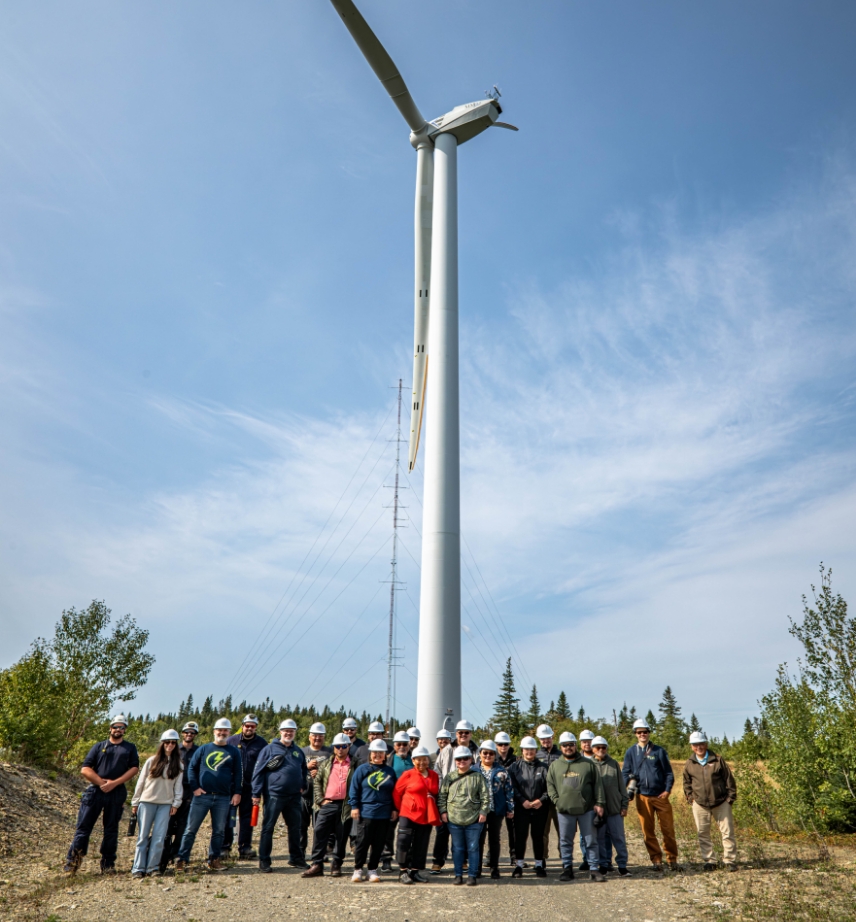 Équipe à coté d'une éolien