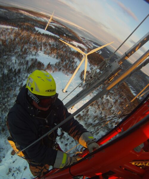 Équipe reparation/intallation éolien qui travaille en hauteur
