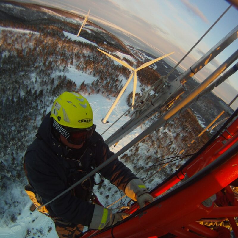 Équipe reparation/intallation éolien qui travaille en hauteur