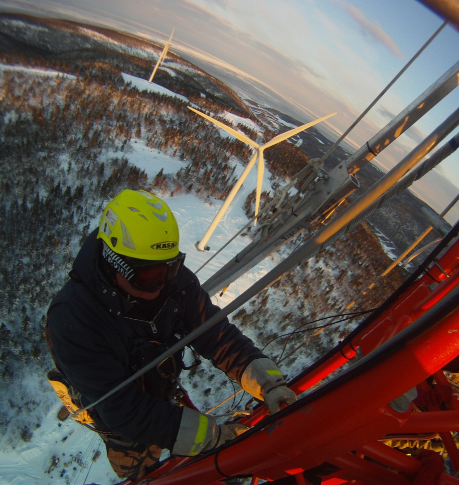Équipe reparation/intallation éolien qui travaille en hauteur