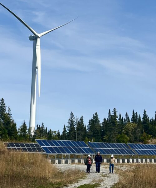 Éolienne à coté des panneaux solaires