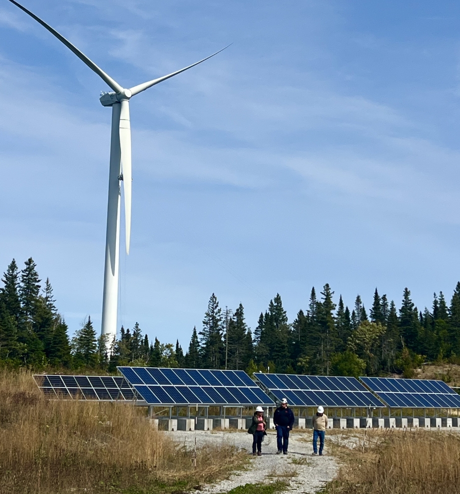 Éolienne à coté des panneaux solaires