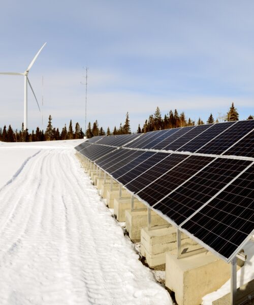 Éolienne à coté des panneaux solaires sous les soleil d'hiver