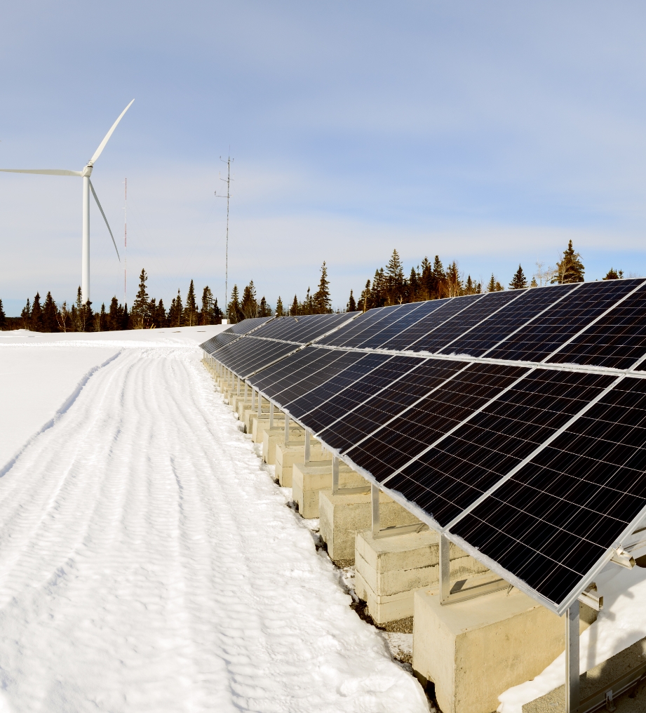 Éolienne à coté des panneaux solaires sous les soleil d'hiver