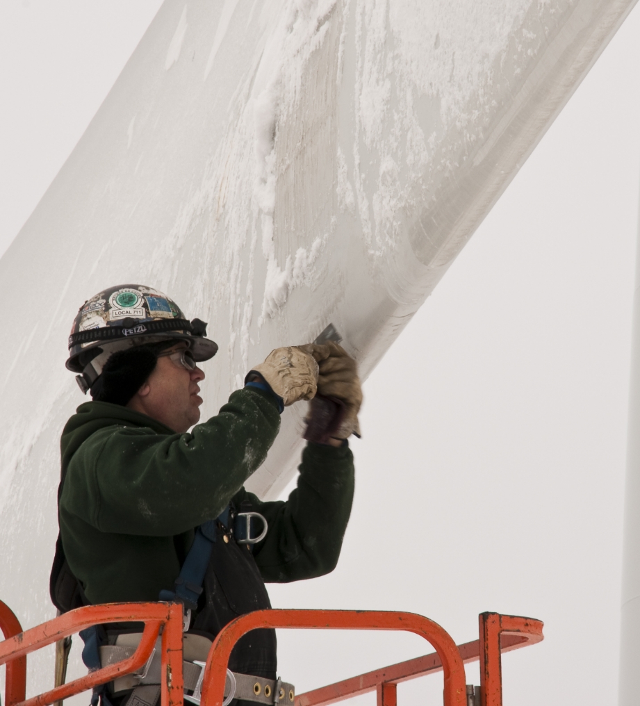 Technicien en train de faire la maintenance d'un éolien