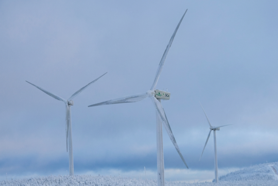 paysage d'hiver avec neige et éoliennes
