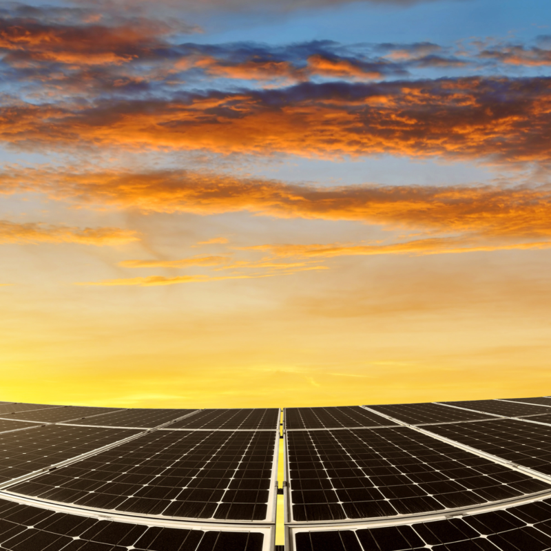 Panneaux solaire et coucher de soleil
