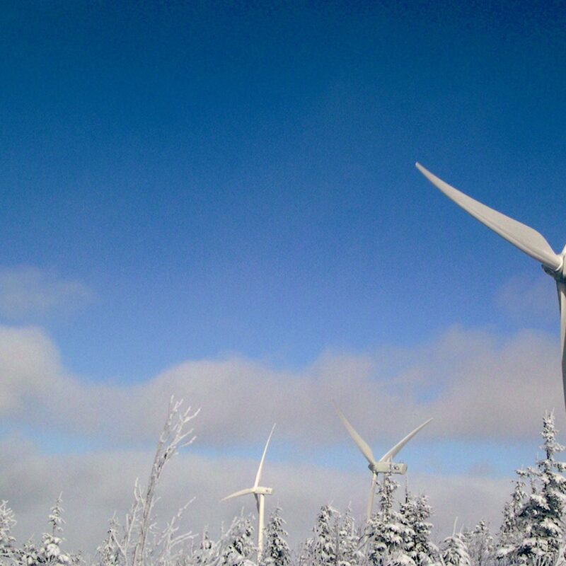 Paysage hivernal avec éoliennes au mont Needle à Murdochville